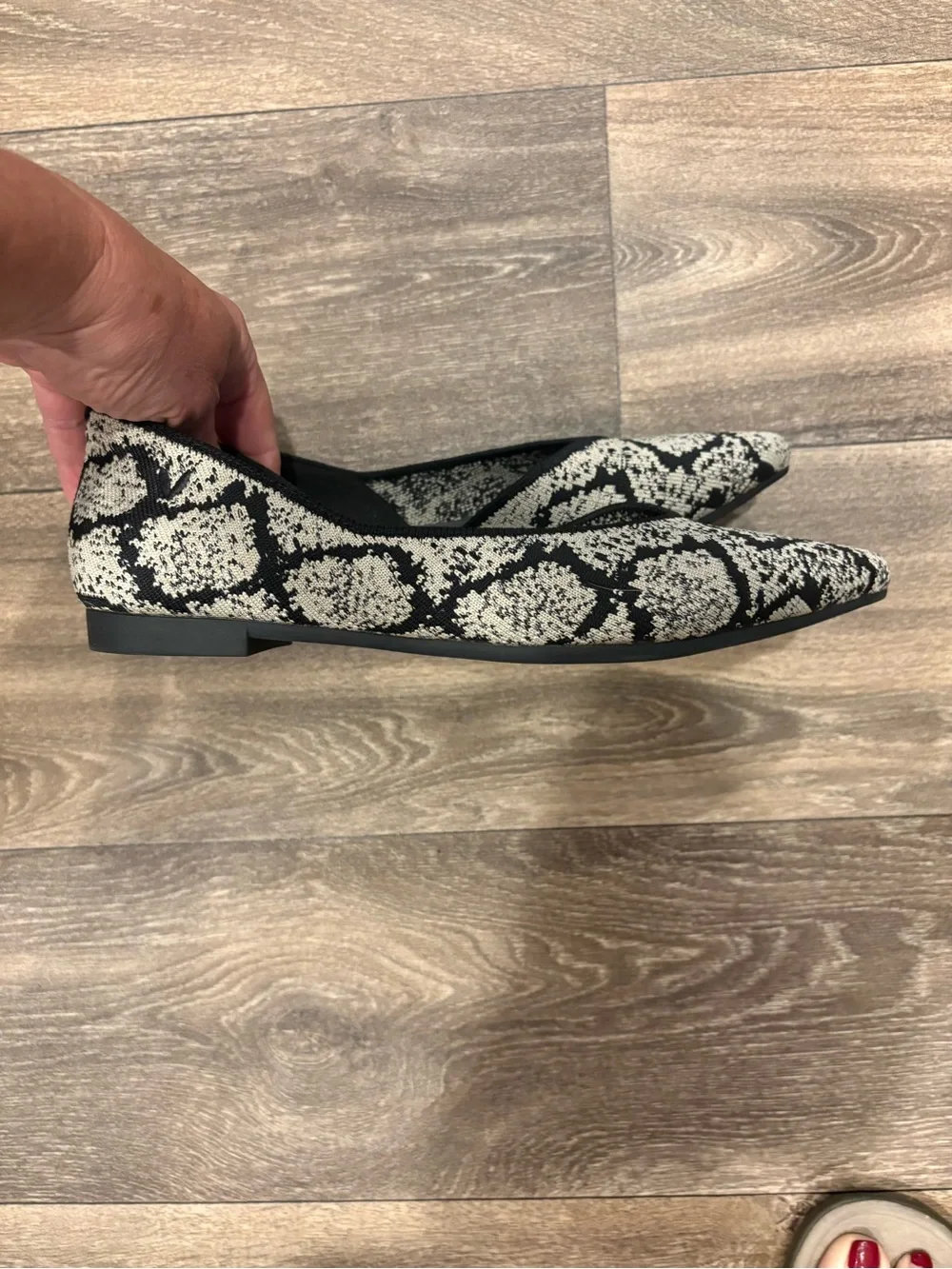 Vivaia Aria Walker Black & Cream Pointed Knit Flats Size 38 NWOT